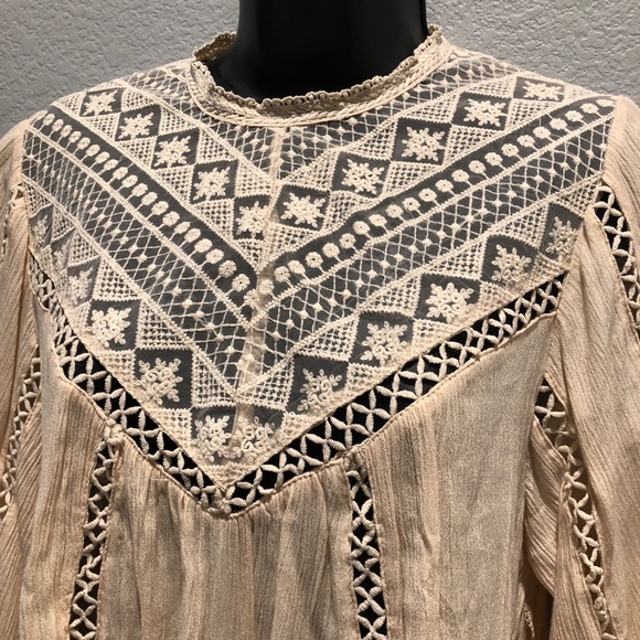 SOLD! Lace Cream Top - Picture 4 of 5